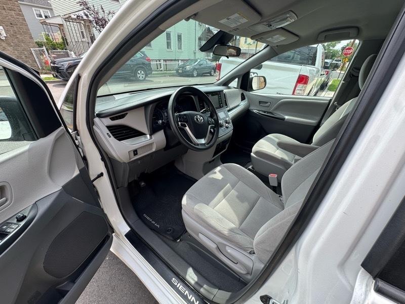 Toyota Sienna LE 7-Passenger Mobility 2019