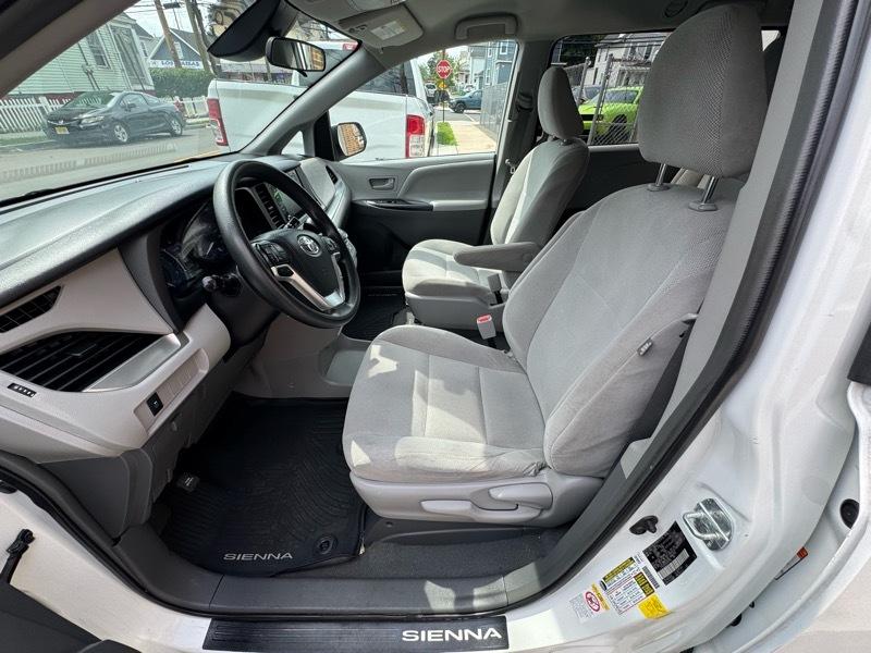 Toyota Sienna LE 7-Passenger Mobility 2019