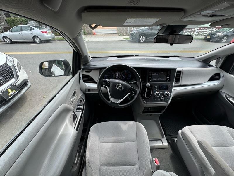 Toyota Sienna LE 7-Passenger Mobility 2019