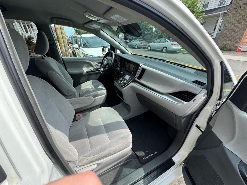 Toyota Sienna LE 7-Passenger Mobility 2019