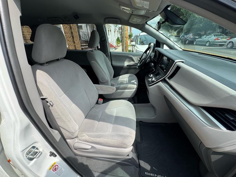 Toyota Sienna LE 7-Passenger Mobility 2019