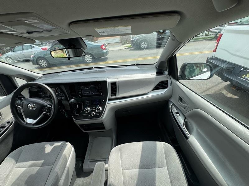 Toyota Sienna LE 7-Passenger Mobility 2019