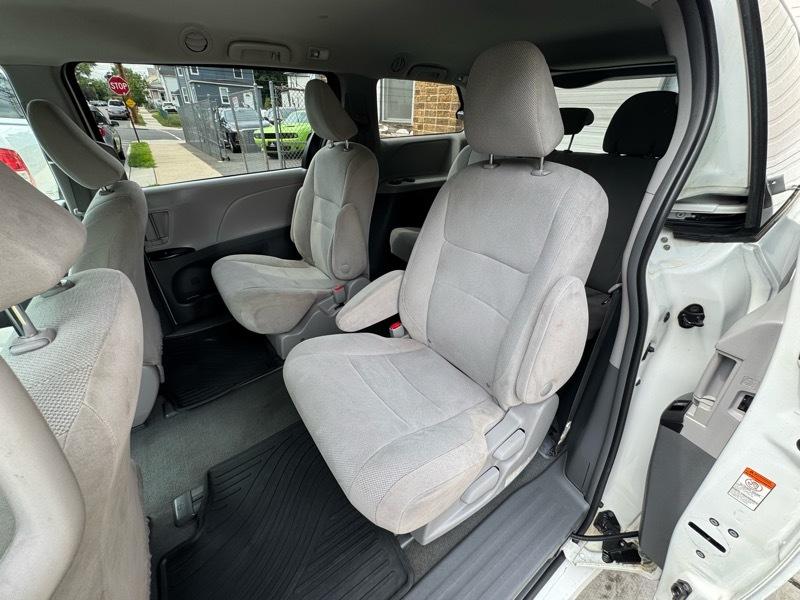 Toyota Sienna LE 7-Passenger Mobility 2019