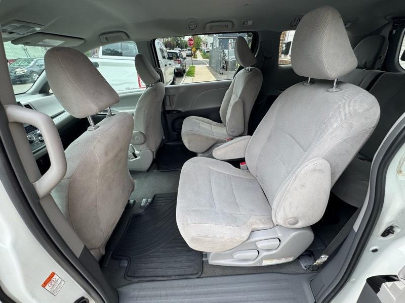 Toyota Sienna LE 7-Passenger Mobility 2019