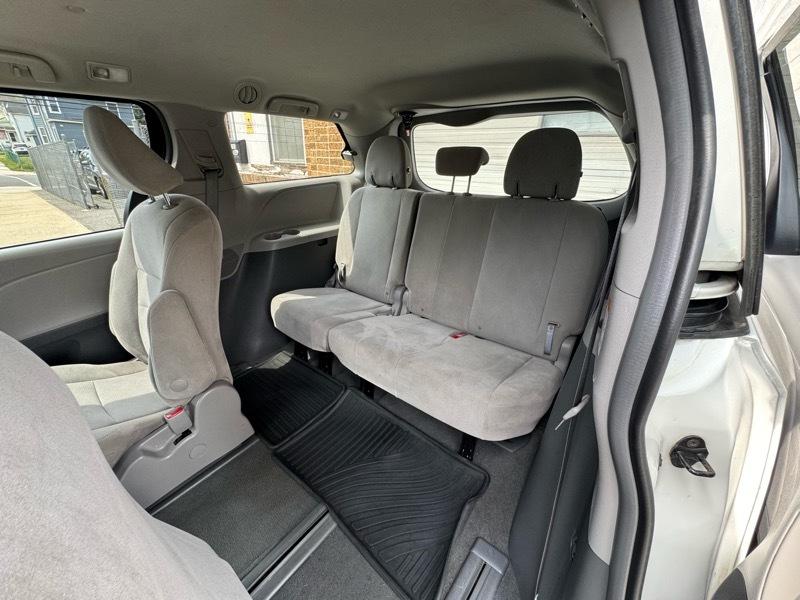 Toyota Sienna LE 7-Passenger Mobility 2019
