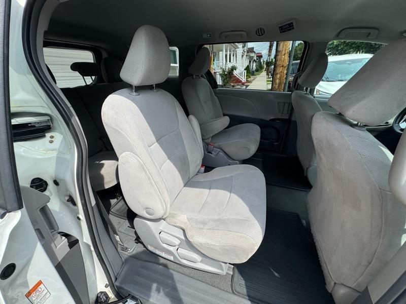 Toyota Sienna LE 7-Passenger Mobility 2019