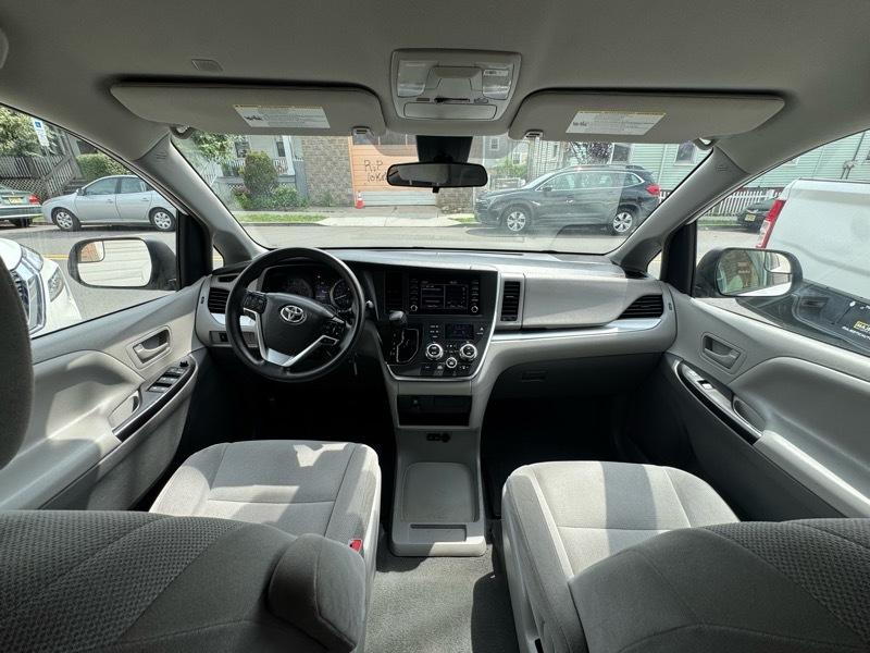 Toyota Sienna LE 7-Passenger Mobility 2019