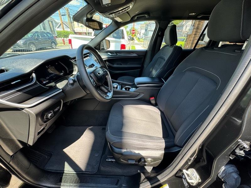 Jeep Grand Cherokee Laredo 4WD 2024