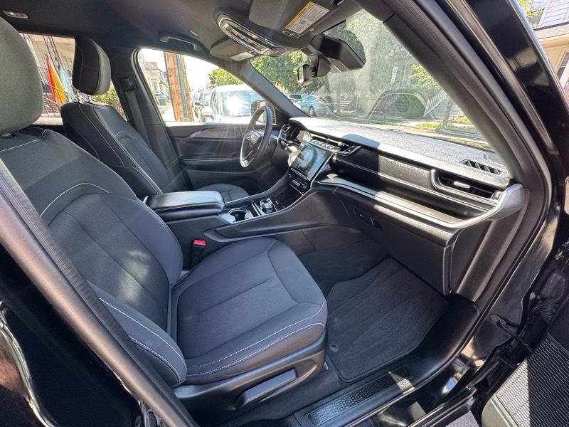 Jeep Grand Cherokee Laredo 4WD 2024
