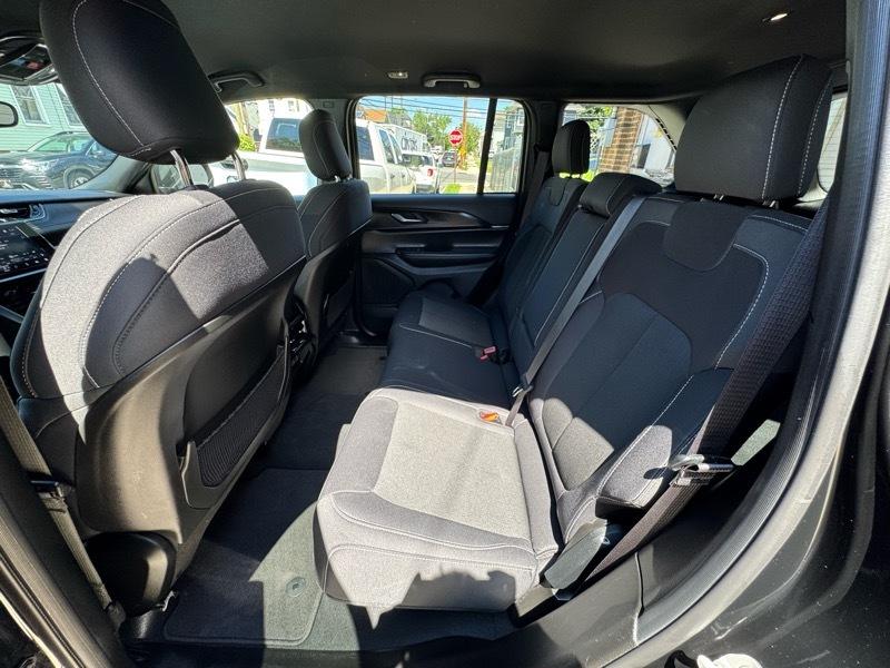 Jeep Grand Cherokee Laredo 4WD 2024