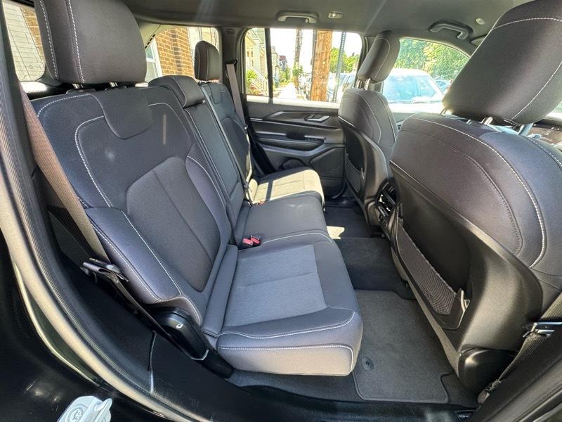 Jeep Grand Cherokee Laredo 4WD 2024