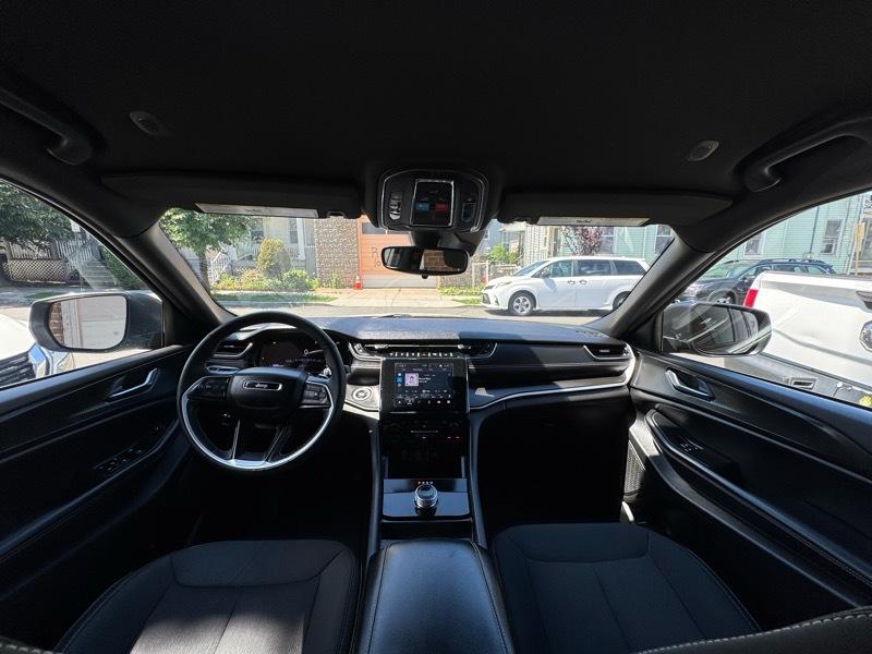 Jeep Grand Cherokee Laredo 4WD 2024