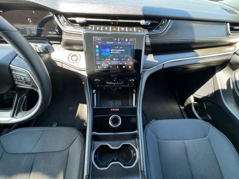 Jeep Grand Cherokee Laredo 4WD 2024