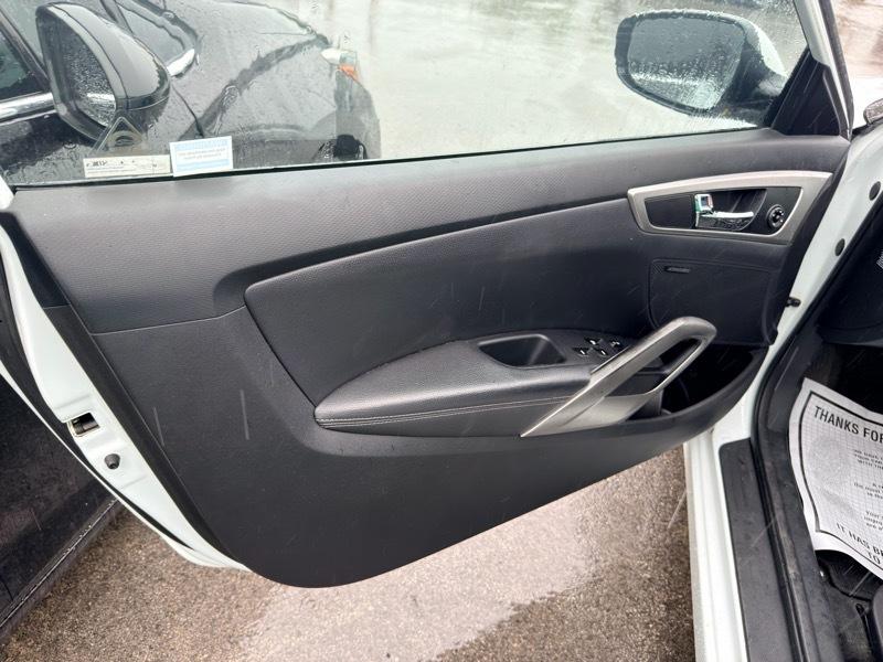 Hyundai Veloster Base 6MT 2013
