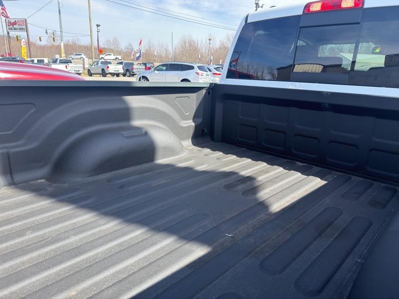 RAM 1500 4WD Quad Cab 140.5" SLT 2016