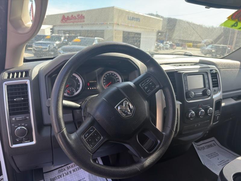 RAM 1500 4WD Quad Cab 140.5" SLT 2016