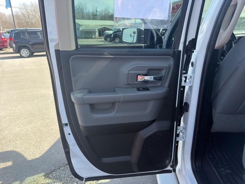 RAM 1500 4WD Quad Cab 140.5" SLT 2016