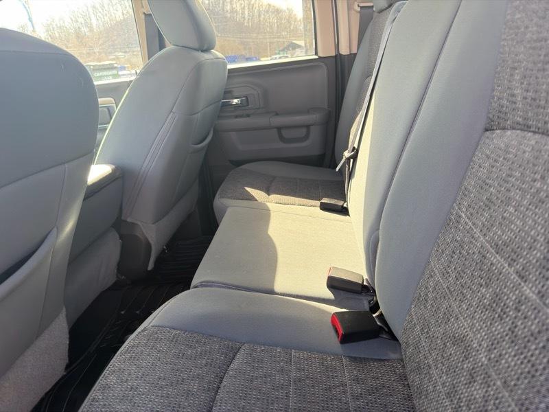 RAM 1500 4WD Quad Cab 140.5" SLT 2016