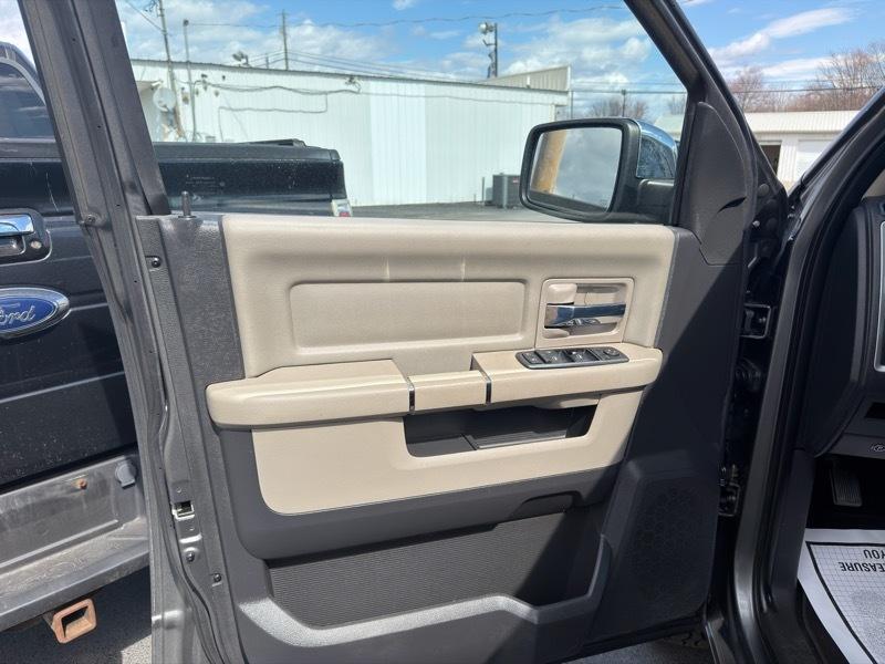 RAM 1500 4WD Quad Cab 140.5" ST 2012