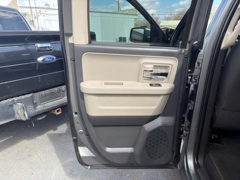 RAM 1500 4WD Quad Cab 140.5" ST 2012