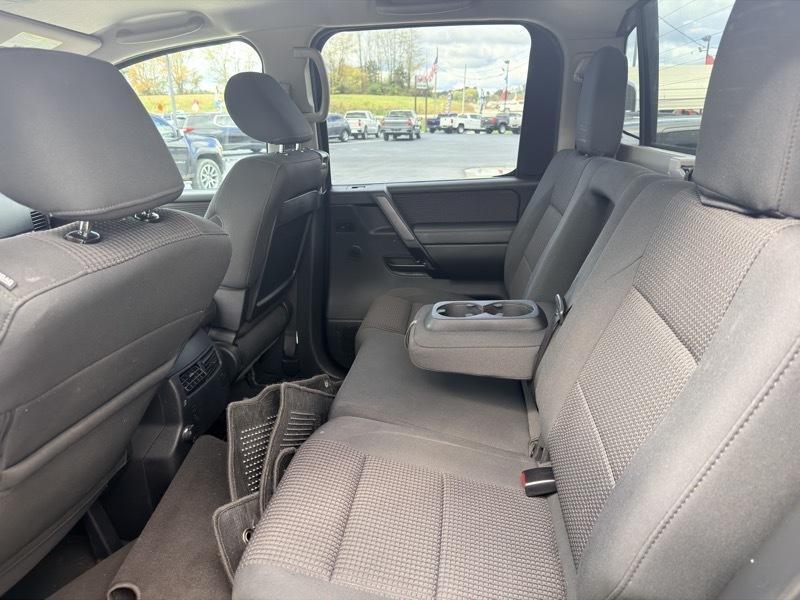 Nissan Titan S Crew Cab 4WD 2013