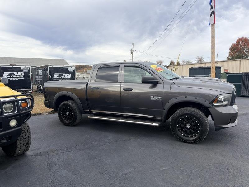 RAM 1500 Tradesman Crew Cab SWB 4WD 2017