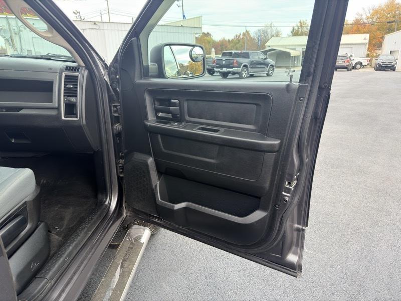 RAM 1500 Tradesman Crew Cab SWB 4WD 2017