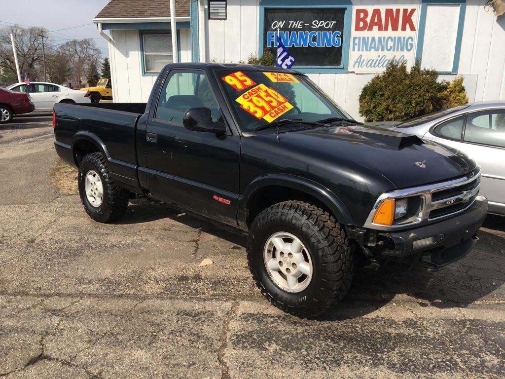 Chevrolet S10 Pickup Reg. Cab Short Bed 4WD 1995