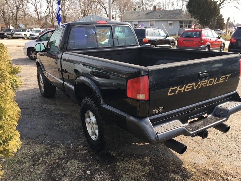 Chevrolet S10 Pickup Reg. Cab Short Bed 4WD 1995