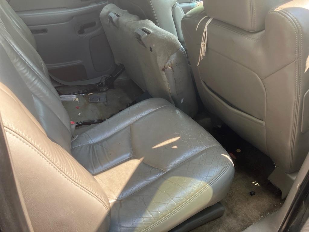 Chevrolet Suburban 2500 2WD 2004