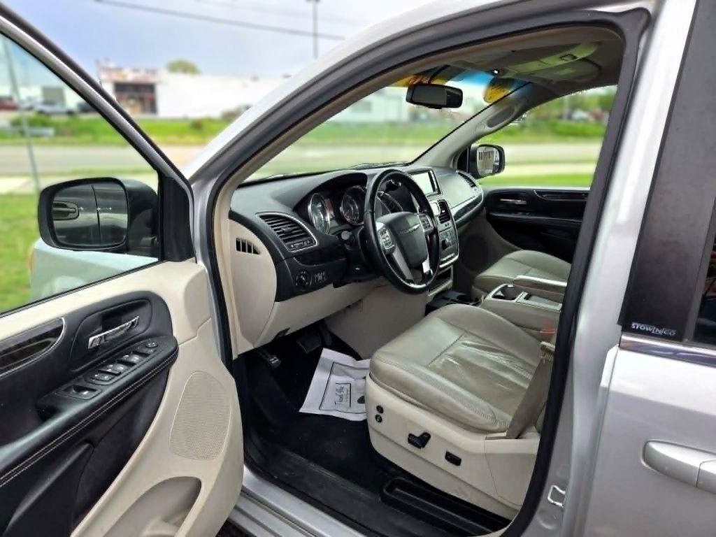 Chrysler Town & Country Touring 2012