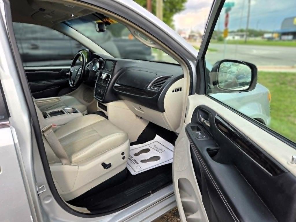 Chrysler Town & Country Touring 2012