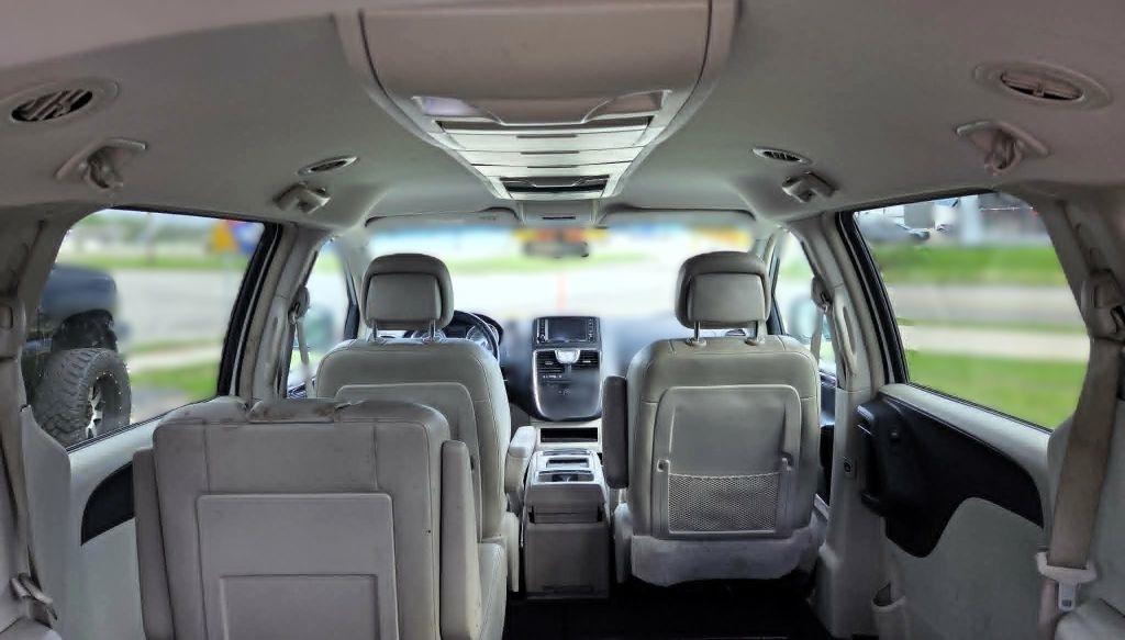 Chrysler Town & Country Touring 2012