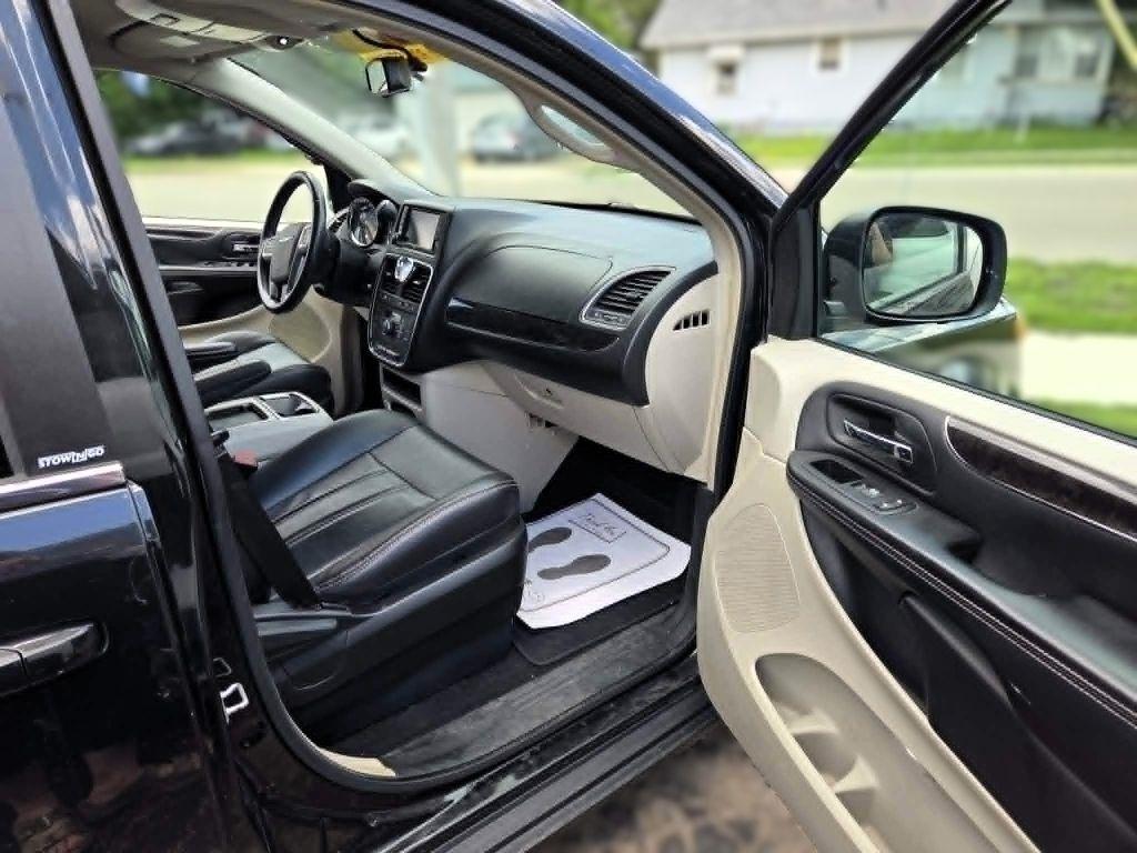 Chrysler Town & Country Touring 2013