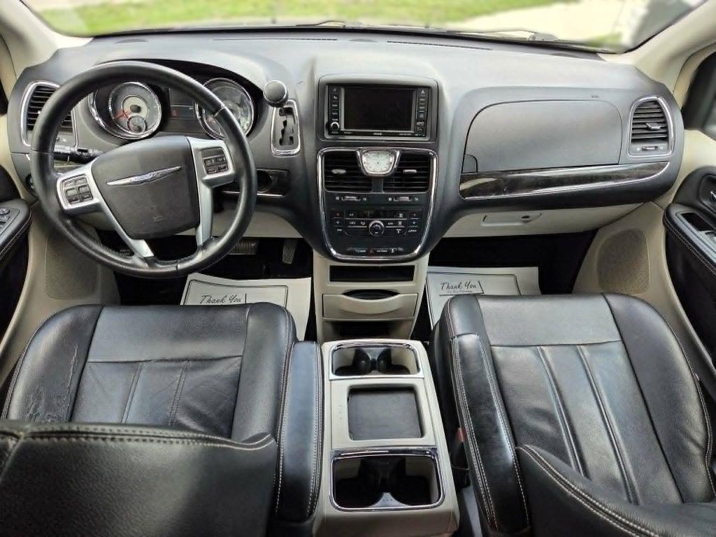 Chrysler Town & Country Touring 2013