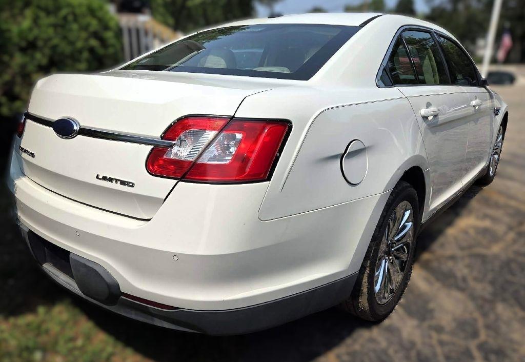 Ford Taurus Limited FWD 2010