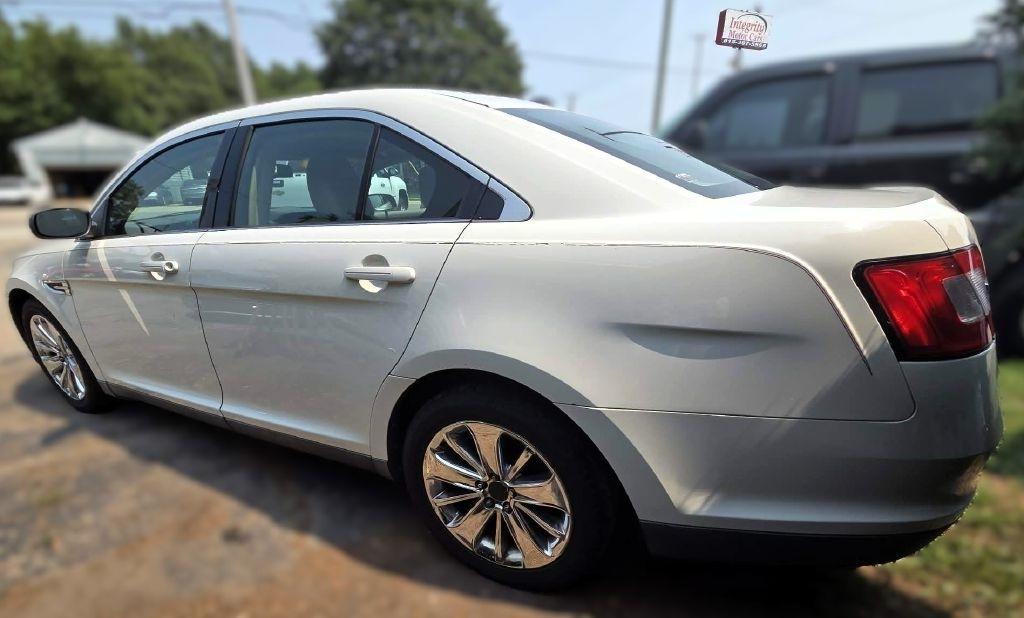 Ford Taurus Limited FWD 2010
