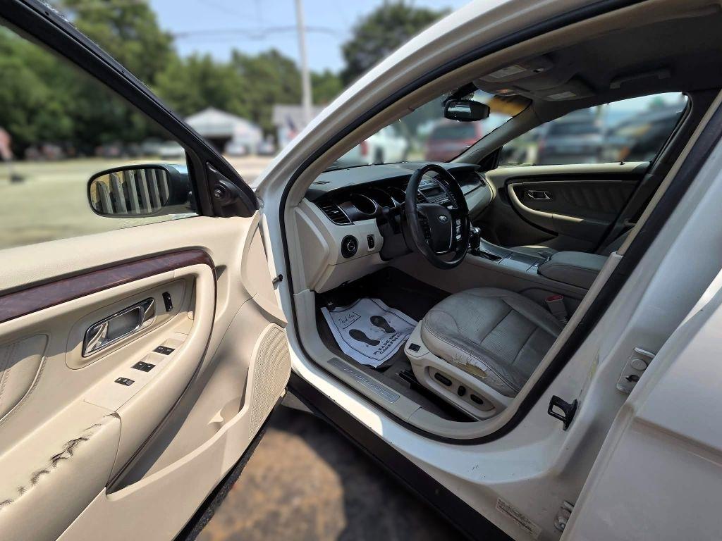 Ford Taurus Limited FWD 2010