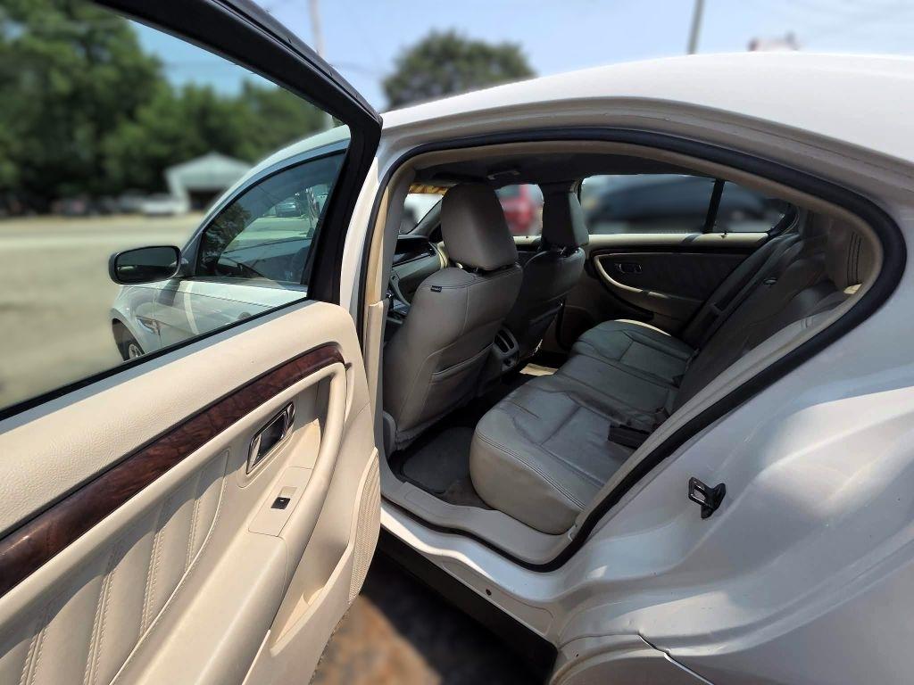 Ford Taurus Limited FWD 2010