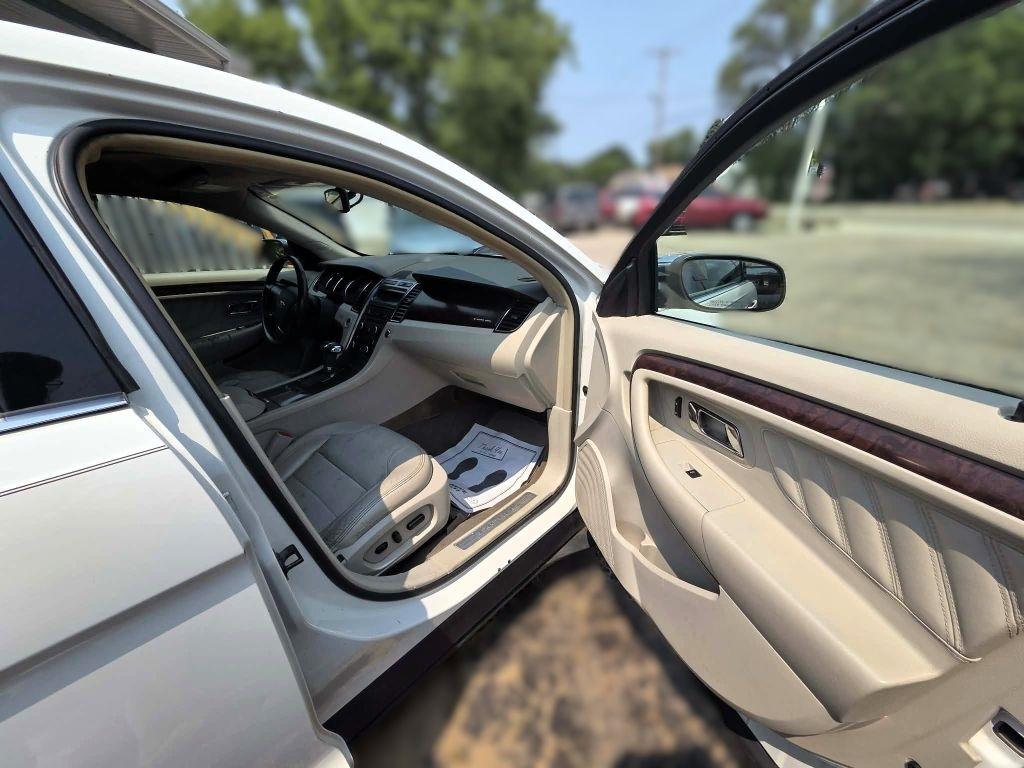 Ford Taurus Limited FWD 2010