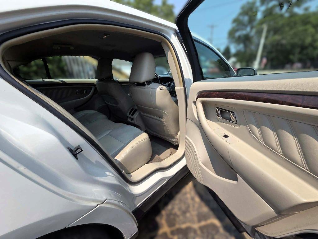 Ford Taurus Limited FWD 2010