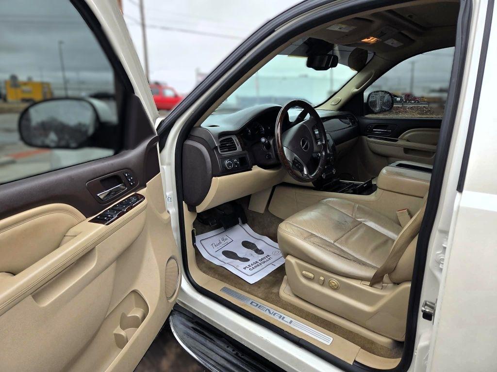 GMC Yukon Denali XL 4WD 2012