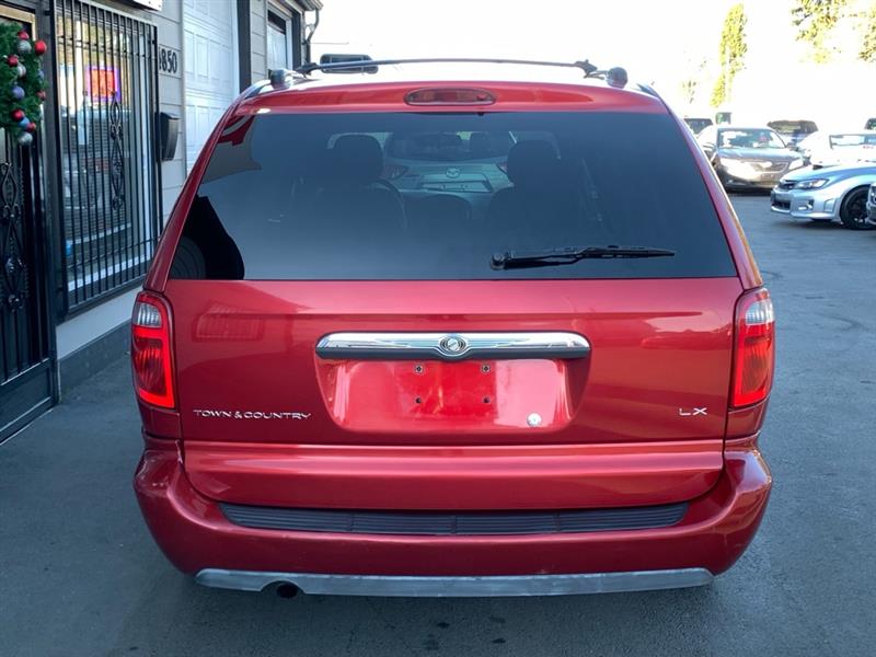 Chrysler Town & Country LX 2005