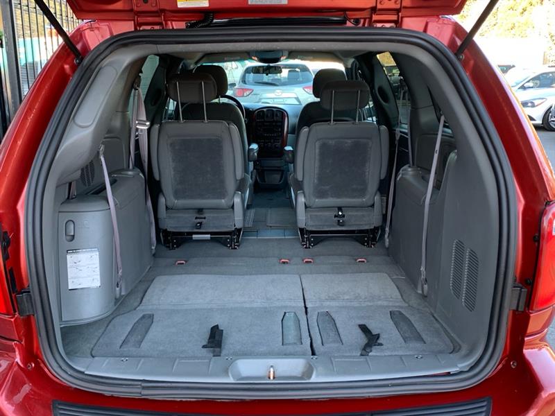 Chrysler Town & Country LX 2005