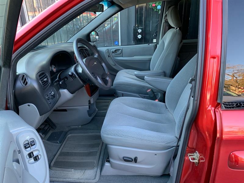 Chrysler Town & Country LX 2005