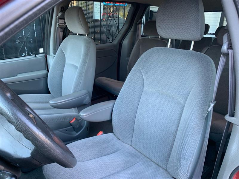 Chrysler Town & Country LX 2005
