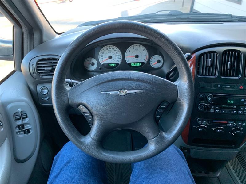 Chrysler Town & Country LX 2005