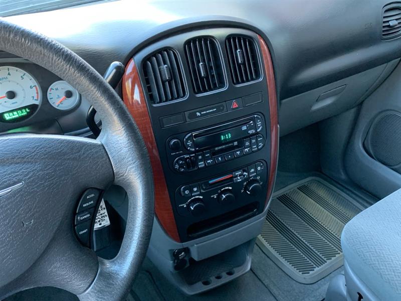 Chrysler Town & Country LX 2005