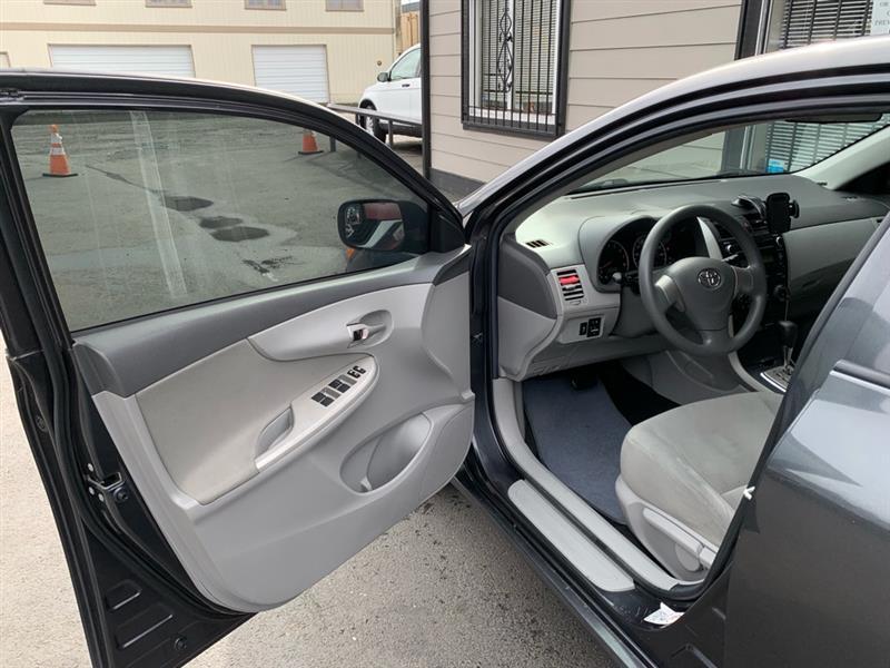 Toyota Corolla Base 5-Speed MT 2010