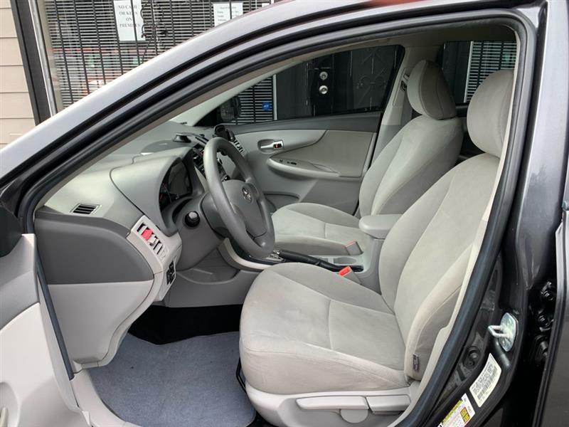 Toyota Corolla Base 5-Speed MT 2010